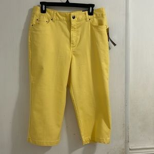 NWT Kim Rogers Women's Sunlight Mid Rise 5 Pocket Super Stretch Capri Pants.